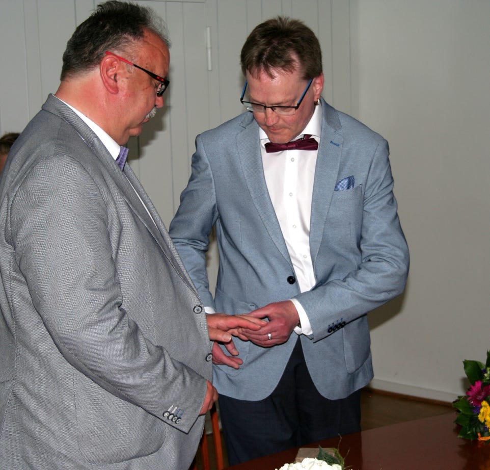 Jens steckt Rene den Ring an