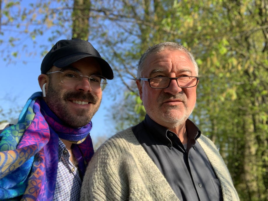 Bezaubernde indische Braut in farbenfroher traditioneller Kleidung während einer Hochzeitszeremonie in Ahmedabad, Indien.
